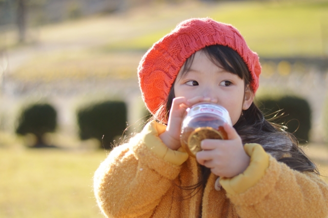 糖質のたっぷり入ったジュースを女の子に飲ませるのはリスクが高いかも？