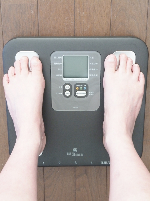 夜の食事のタイミングが体重増加を引き起こし、脂肪の代謝を悪くさせる可能性がある