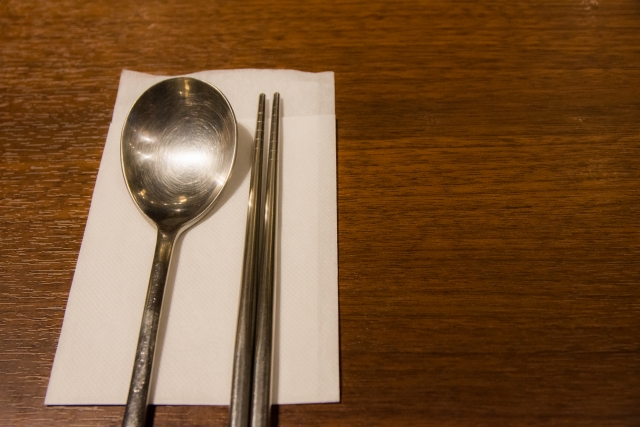 箸とスプーン　食べ方によってGI（グリセミックインデックス）が違う