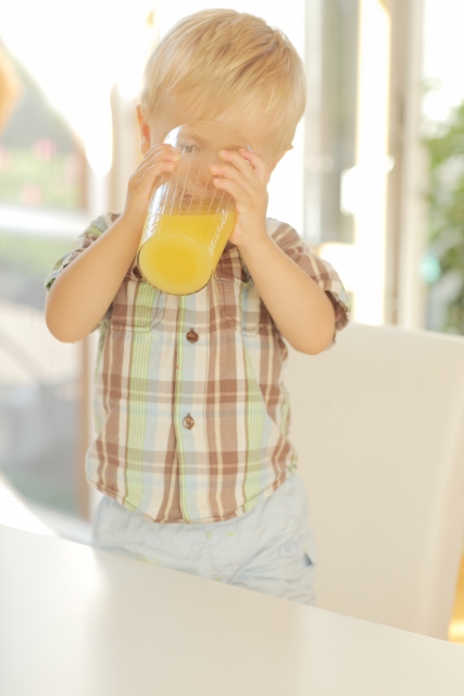 フルーツジュースを小さな子供にたくさん与えることは、もはや虐待であるかもしれない