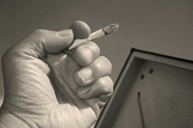 母親だけでなく父親の喫煙も胎児には有害である