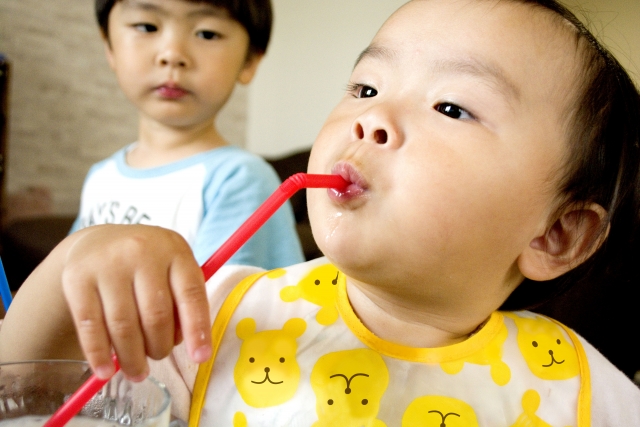 小さな子供にリンゴジュースを与えることはやめた方が良いかもしれない