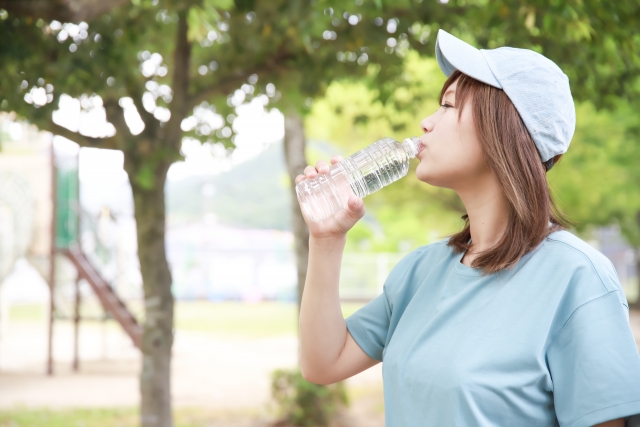 熱中症予防にこまめな水分補給？