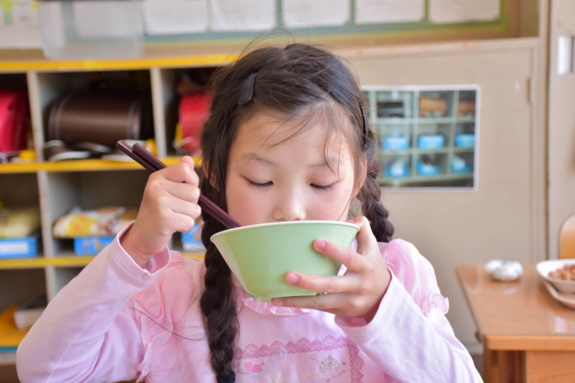 少しでも栄養とカロリーを高めるためにコッペパン増量？