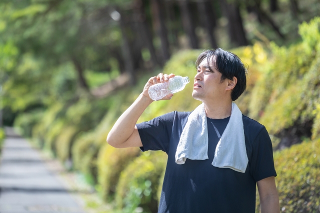 運動後の水分補給にスポーツドリンクは不要